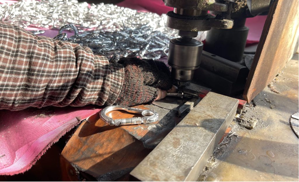 alt="Introduce the production process of how our carabiner manufacturers manufacture the buckles, and also provide customized services"