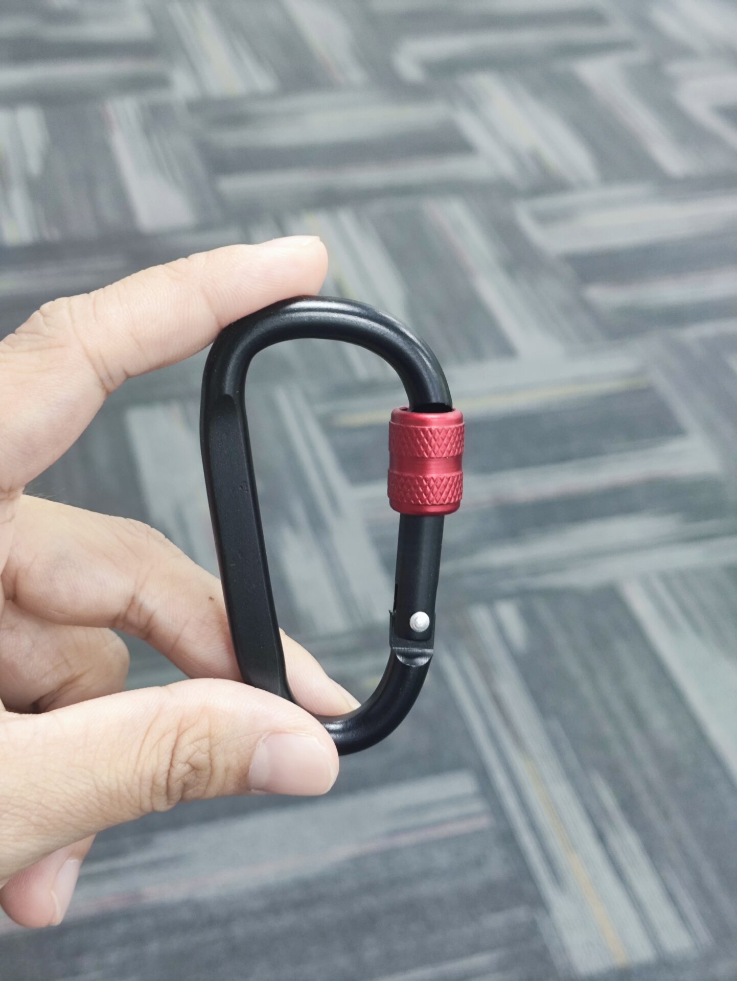 Screw lock carabiner