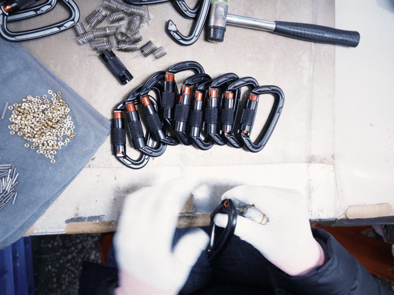 The manufacturing process and procedures for 7075 climbing carabiners