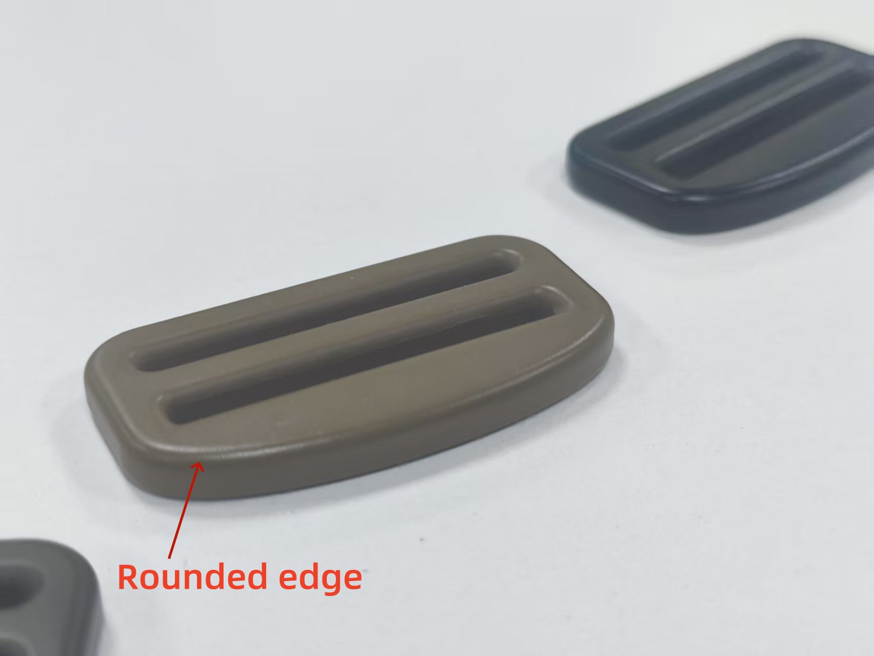 Rounded edge ladder lock buckle